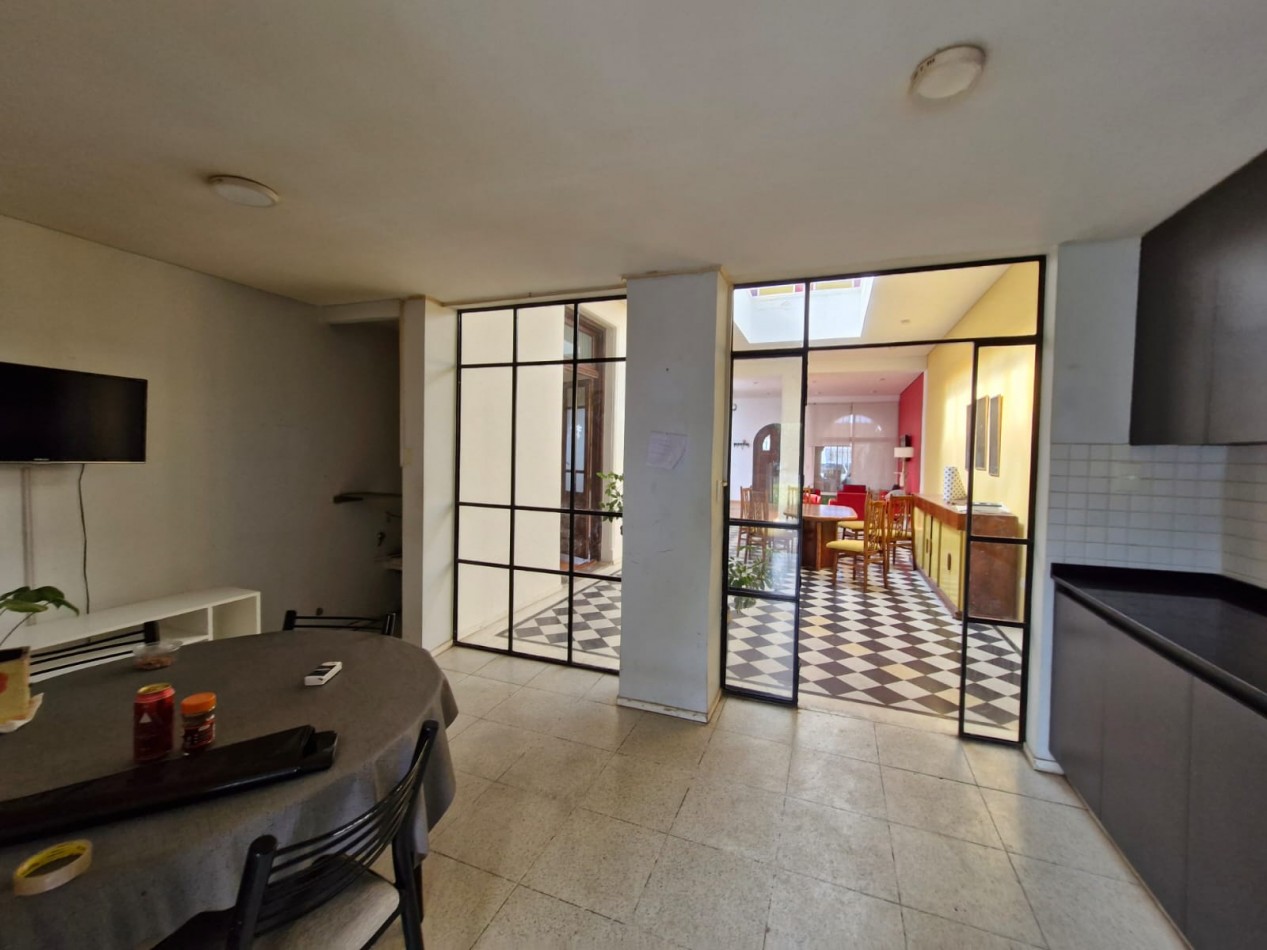 IMPORTANTE CASA DE 5 AMBIENTES EN VENTA EN BANFIELD. APTA CREDITO.