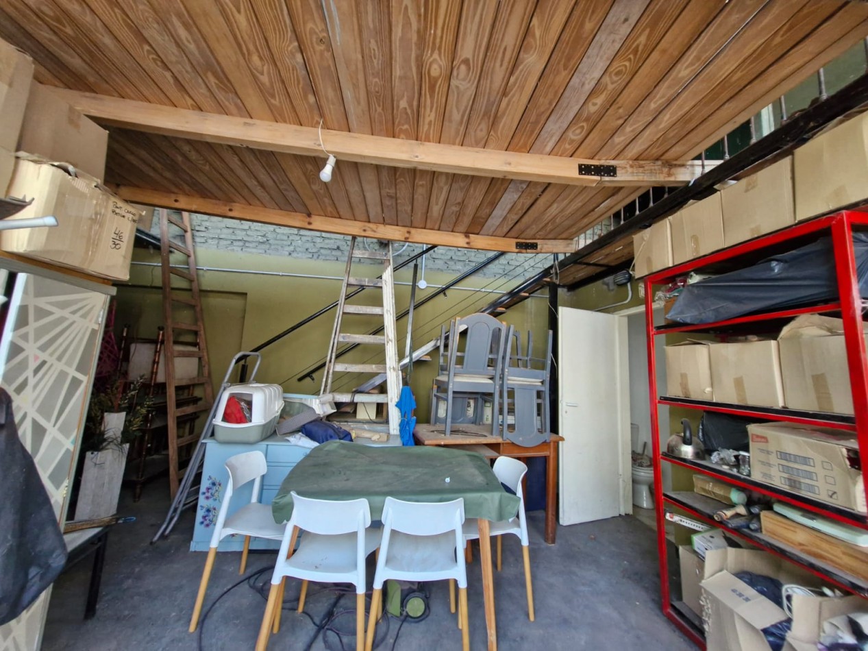 IMPORTANTE CASA DE 5 AMBIENTES EN VENTA EN BANFIELD. APTA CREDITO.