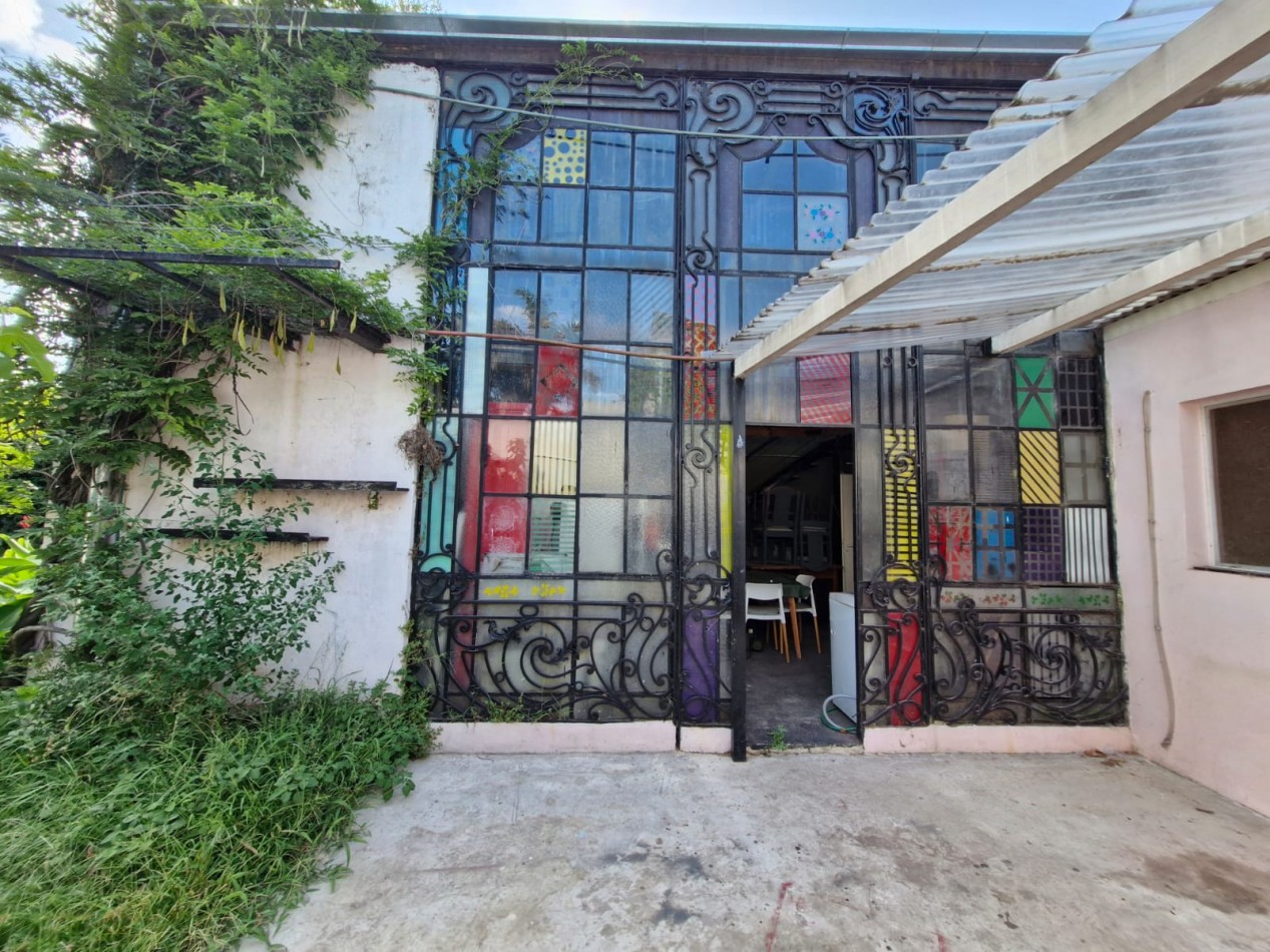 IMPORTANTE CASA DE 5 AMBIENTES EN VENTA EN BANFIELD. APTA CREDITO.
