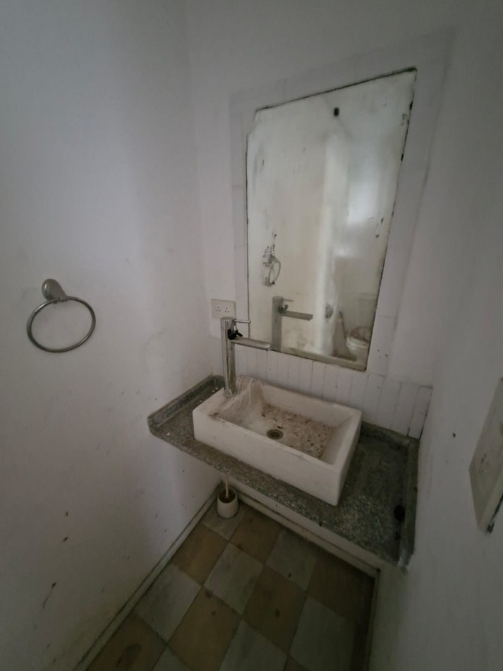 IMPORTANTE CASA DE 5 AMBIENTES EN VENTA EN BANFIELD. APTA CREDITO.