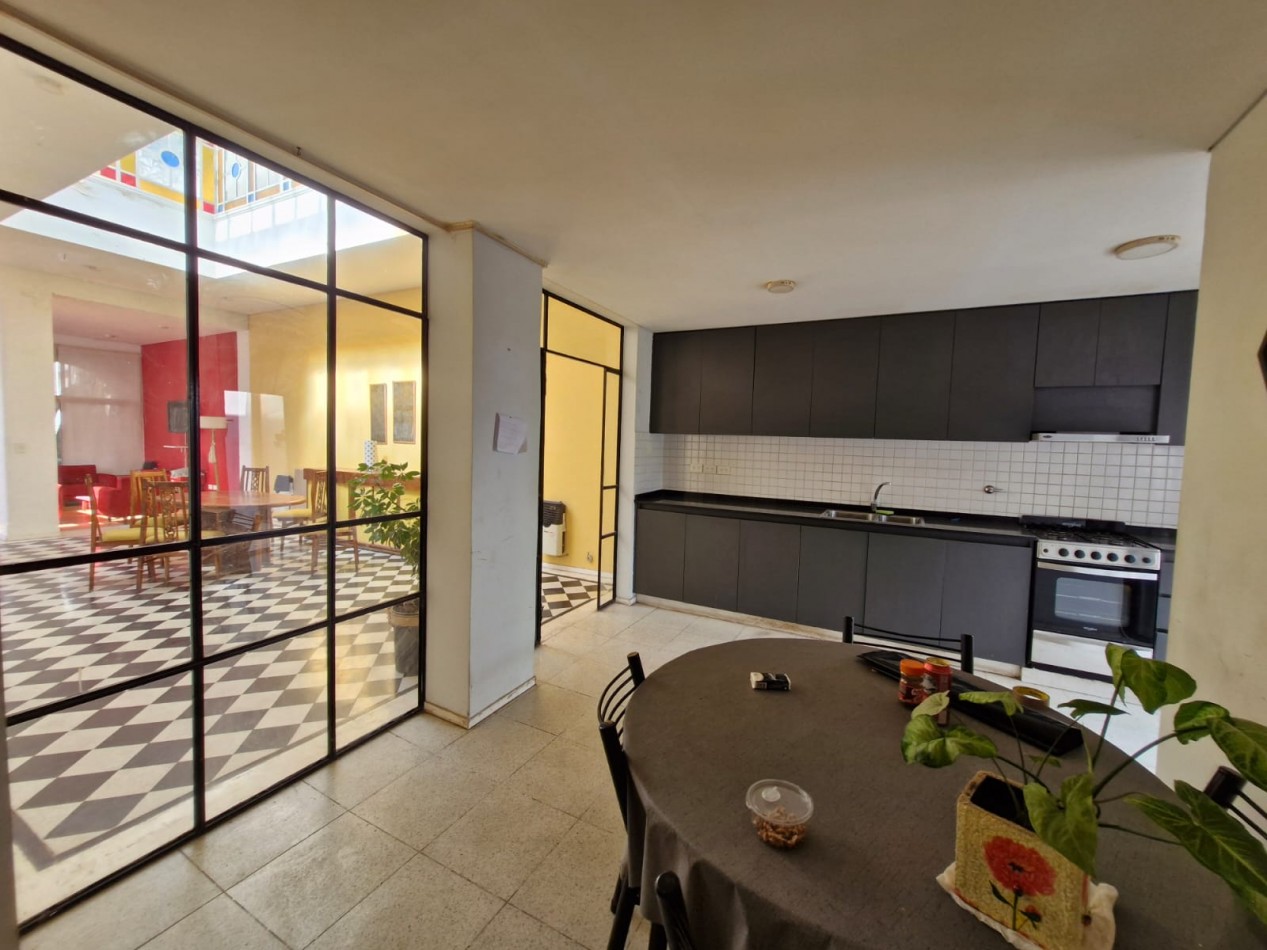 IMPORTANTE CASA DE 5 AMBIENTES EN VENTA EN BANFIELD. APTA CREDITO.