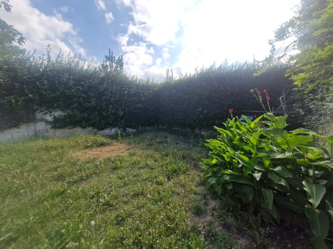 IMPORTANTE CASA DE 5 AMBIENTES EN VENTA EN BANFIELD. APTA CREDITO.