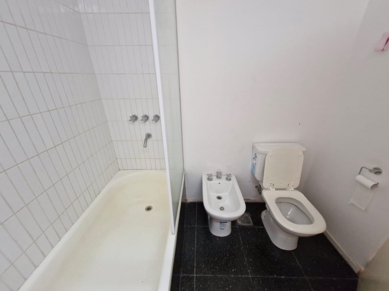 IMPORTANTE CASA DE 5 AMBIENTES EN VENTA EN BANFIELD. APTA CREDITO.