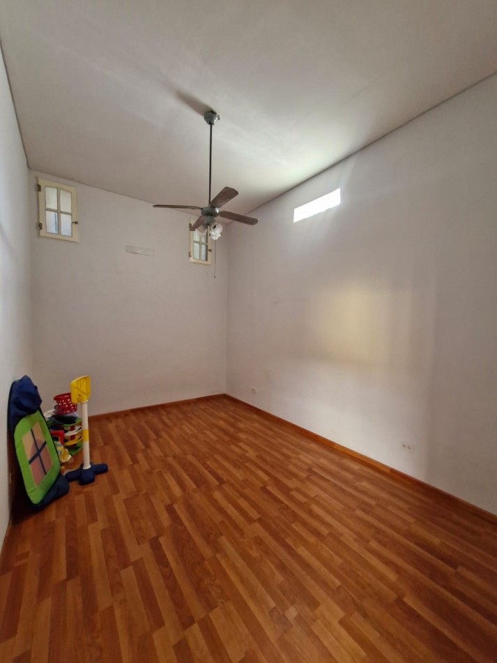 IMPORTANTE CASA DE 5 AMBIENTES EN VENTA EN BANFIELD. APTA CREDITO.