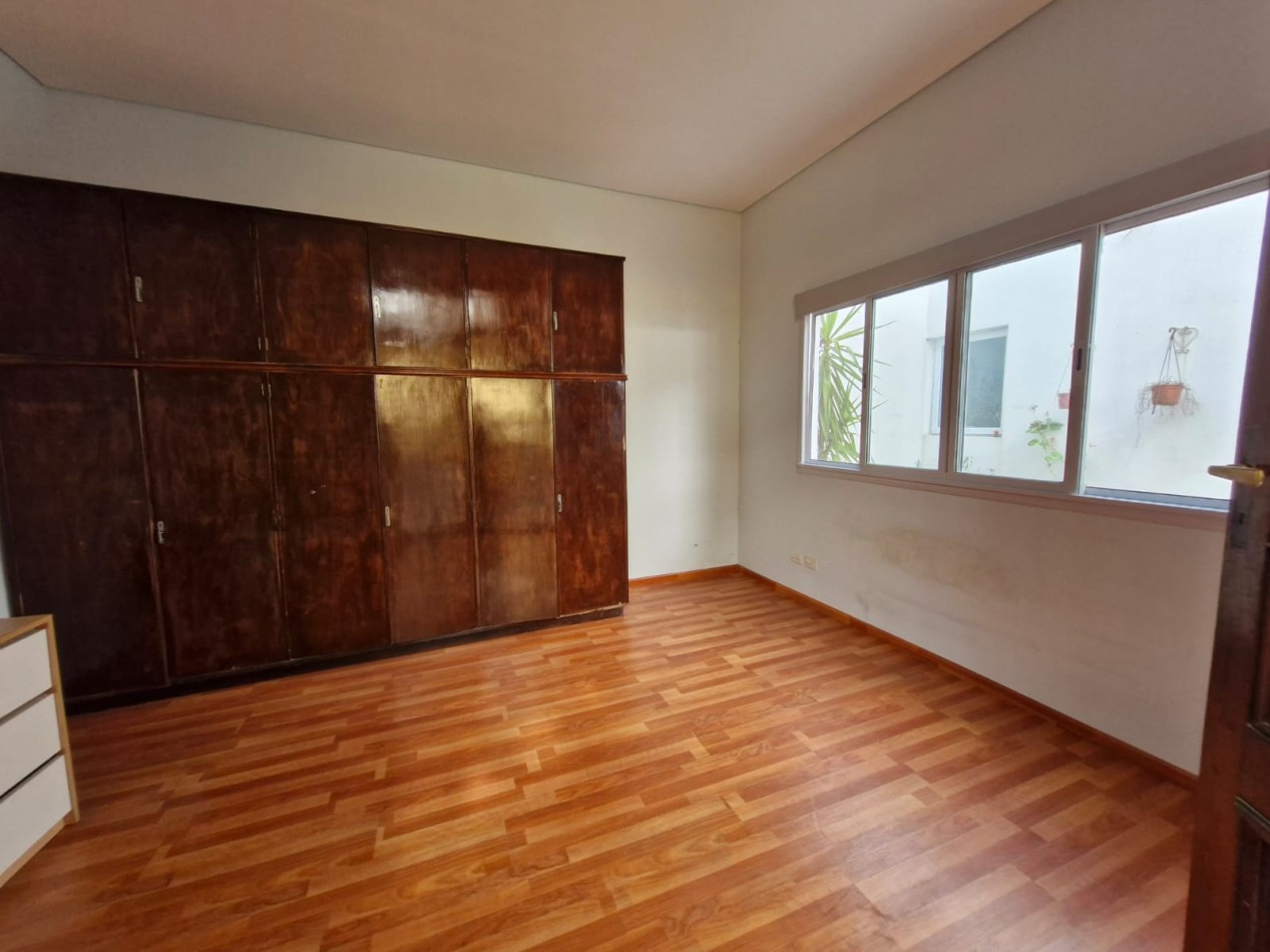 IMPORTANTE CASA DE 5 AMBIENTES EN VENTA EN BANFIELD. APTA CREDITO.