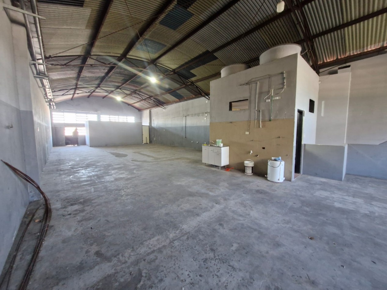 GALPON EN ALQUILER EN PIÑEYRO. 480 M2 EN DOS PLANTAS MAS UN ENTREPISO
