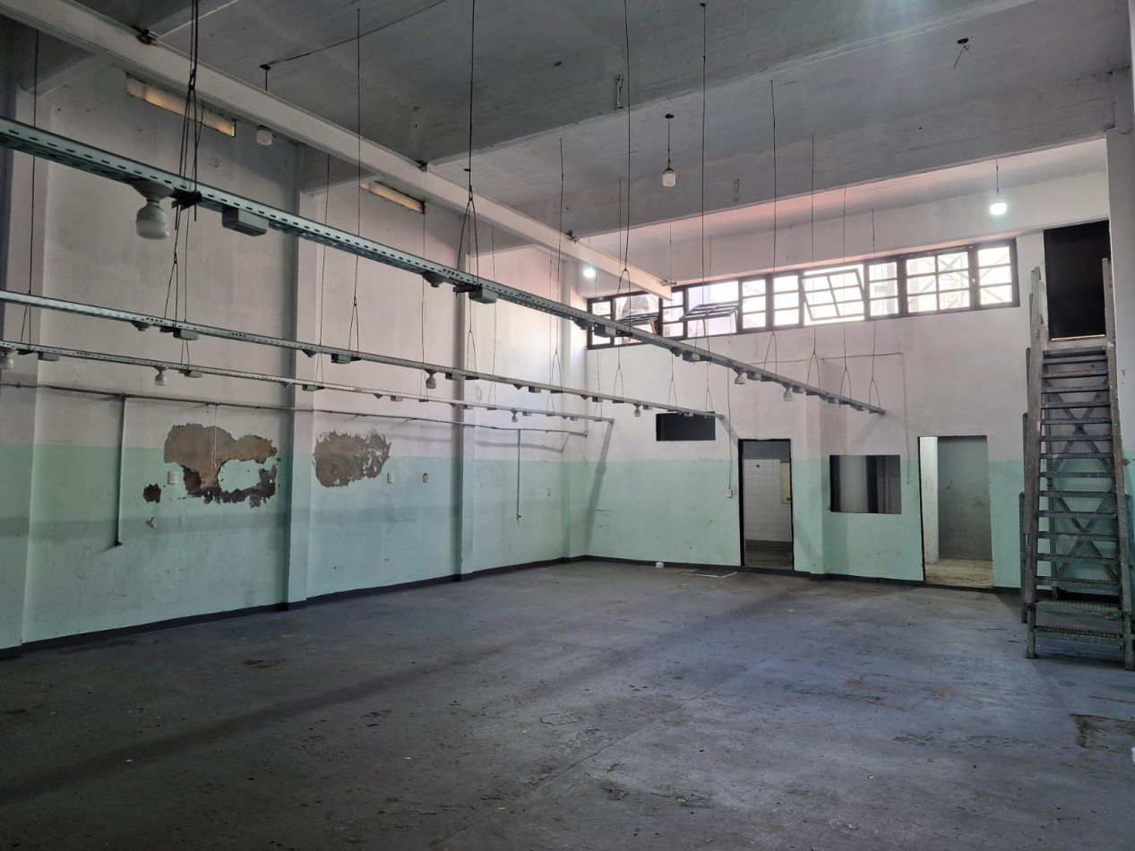 GALPON EN ALQUILER EN PIÑEYRO. 480 M2 EN DOS PLANTAS MAS UN ENTREPISO