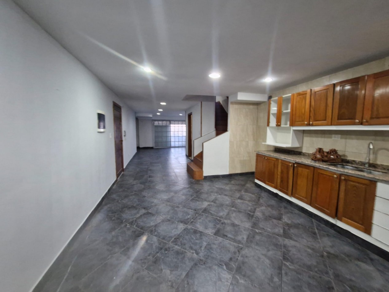 ALQUILER. TRIPLEX DE 5 AMBIENTES, CON PATIO Y QUINCHO