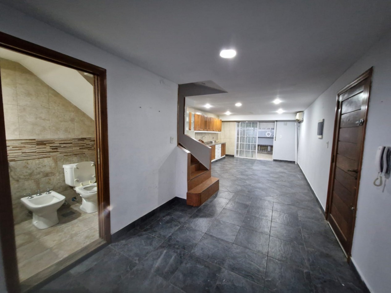 ALQUILER. TRIPLEX DE 5 AMBIENTES, CON PATIO Y QUINCHO