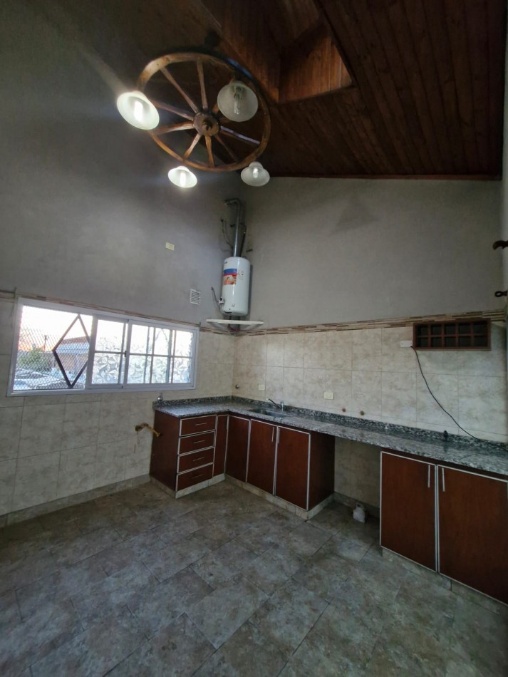 ALQUILER. TRIPLEX DE 5 AMBIENTES, CON PATIO Y QUINCHO