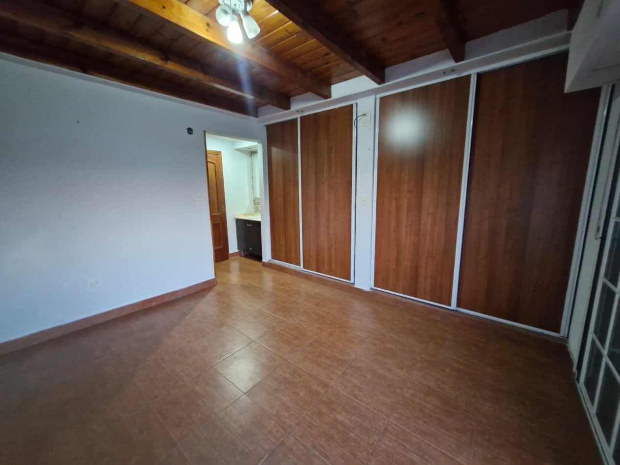 ALQUILER. TRIPLEX DE 5 AMBIENTES, CON PATIO Y QUINCHO
