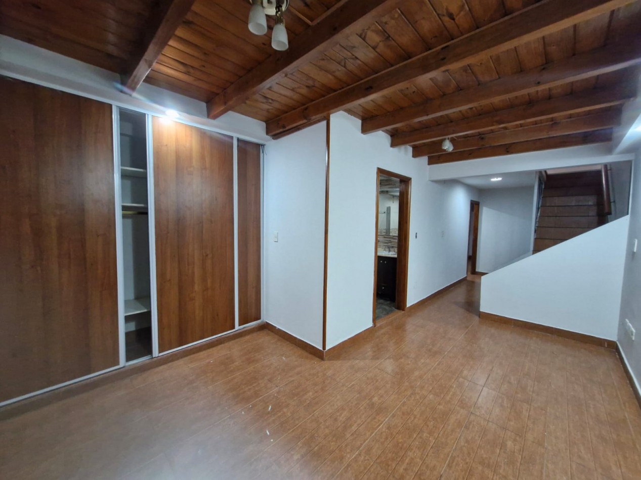ALQUILER. TRIPLEX DE 5 AMBIENTES, CON PATIO Y QUINCHO