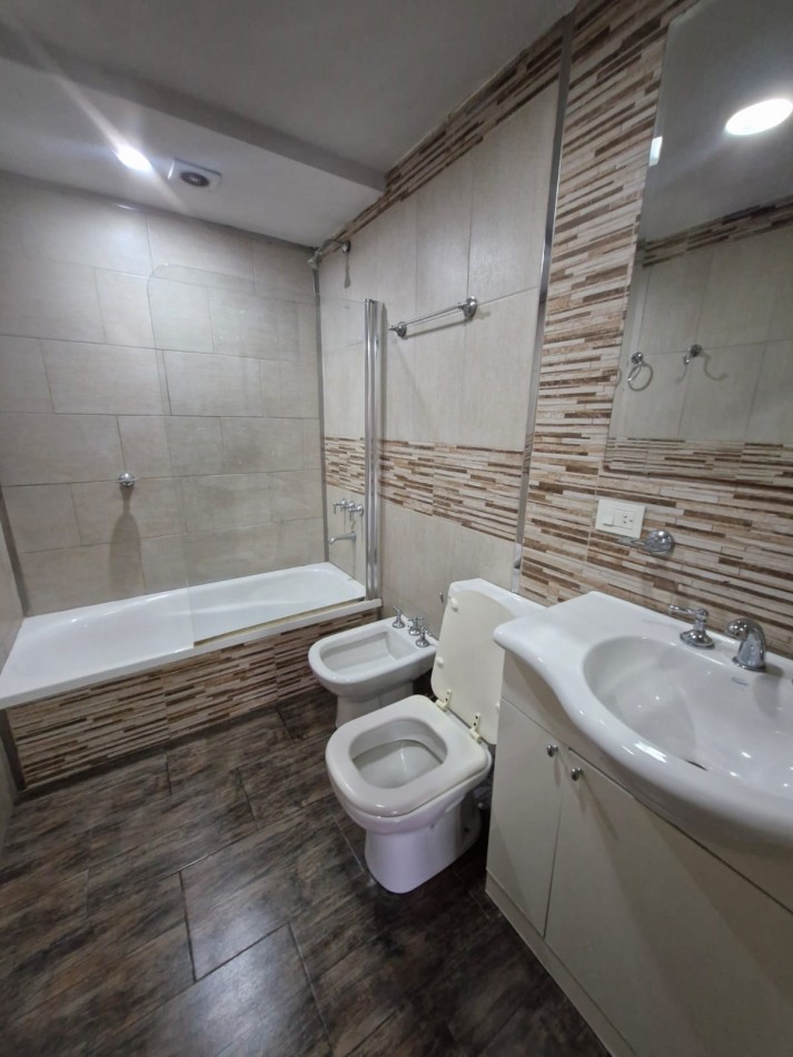 ALQUILER. TRIPLEX DE 5 AMBIENTES, CON PATIO Y QUINCHO