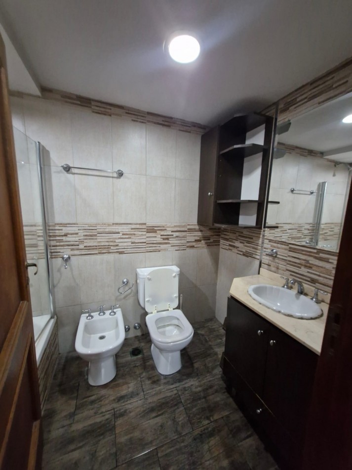 ALQUILER. TRIPLEX DE 5 AMBIENTES, CON PATIO Y QUINCHO