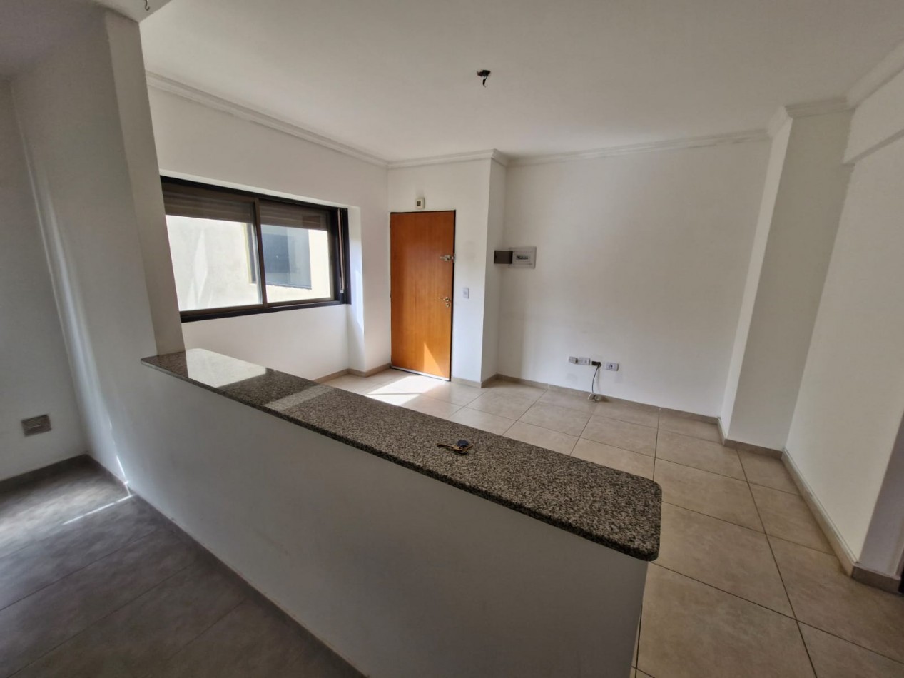 ALQUILER IMPECABLE DEPTO. DE 2 AMBIENTES SOBRE AV. MITRE EN EDIFICIO DE CATEGORIA