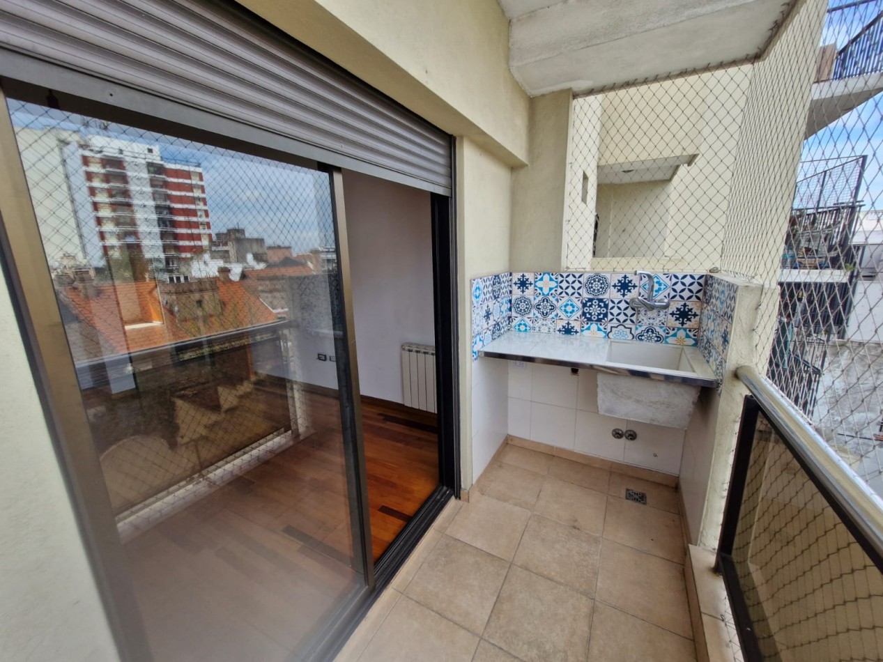 ALQUILER IMPECABLE DEPTO. DE 2 AMBIENTES SOBRE AV. MITRE EN EDIFICIO DE CATEGORIA