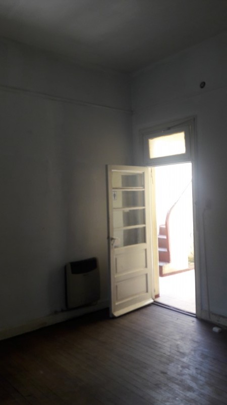 GERLI, AVELLANEDA. VENTA DE CASA PARA DOS FAMILIAS, DE 2 Y 3 AMBIENTES. A REFACCIONAR.