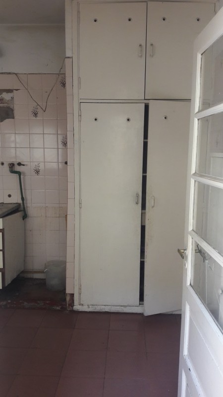 GERLI, AVELLANEDA. VENTA DE CASA PARA DOS FAMILIAS, DE 2 Y 3 AMBIENTES. A REFACCIONAR.