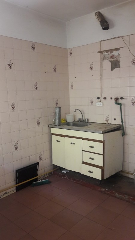 GERLI, AVELLANEDA. VENTA DE CASA PARA DOS FAMILIAS, DE 2 Y 3 AMBIENTES. A REFACCIONAR.