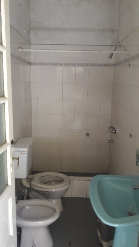 GERLI, AVELLANEDA. VENTA DE CASA PARA DOS FAMILIAS, DE 2 Y 3 AMBIENTES. A REFACCIONAR.