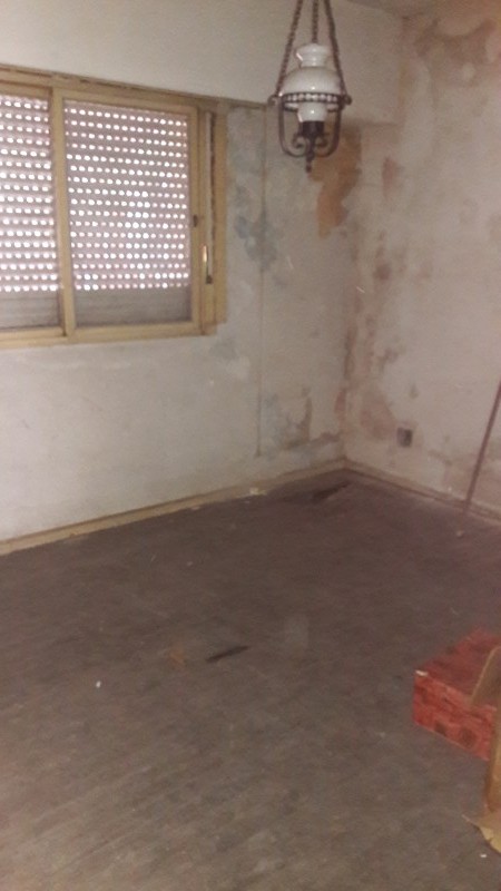 GERLI, AVELLANEDA. VENTA DE CASA PARA DOS FAMILIAS, DE 2 Y 3 AMBIENTES. A REFACCIONAR.