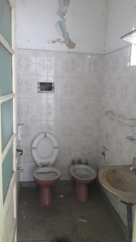GERLI, AVELLANEDA. VENTA DE CASA PARA DOS FAMILIAS, DE 2 Y 3 AMBIENTES. A REFACCIONAR.