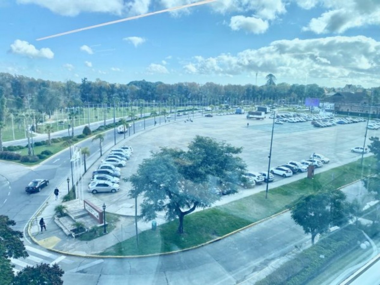 Oficina Amoblada con 4 Cocheras en Torre de las Americas 