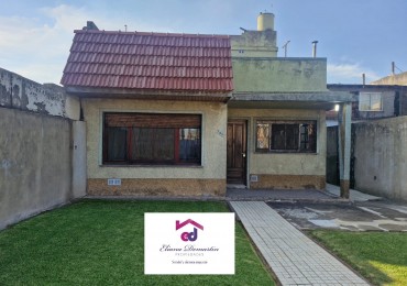 CASA EN VENTA DE 5 AMBIENTES CON JARDIN, AMPLIO FONDO LIBRE Y DEPENDENCIA EN PLANTA ALTA - APTA CREDITO